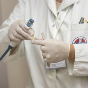 Científico bata blanca laboratorio guantes hombre cromtek