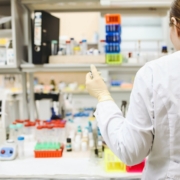 científico purifica agua en laboratorio médico