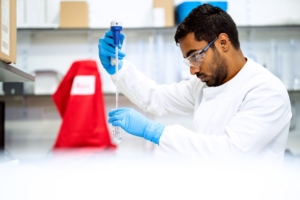 Científico purificando agua en laboratorio con bata blanca