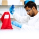 Científico purificando agua en laboratorio con bata blanca
