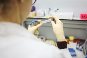Científico cromtek haciendo test PCR con microchip