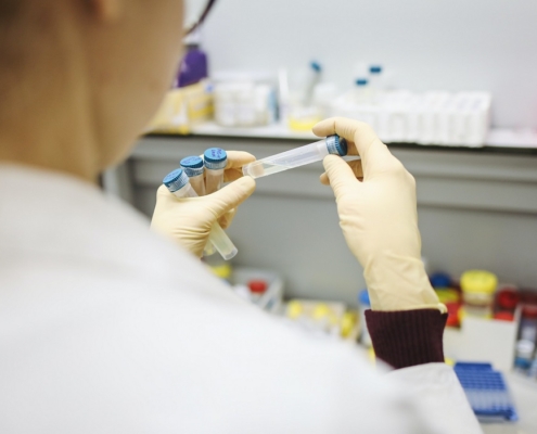 Científico cromtek haciendo test PCR con microchip