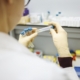 Científico cromtek haciendo test PCR con microchip