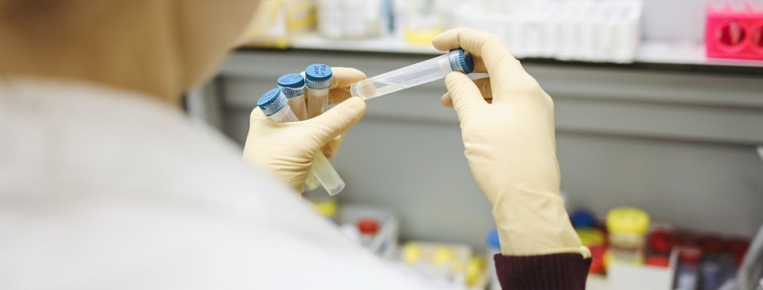 Científico cromtek haciendo test PCR con microchip