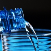 Agua embotellada segura limpia análisis ciencia laboratorio