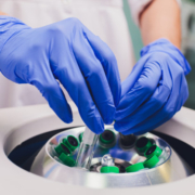 Centrífuga de laboratorio con tubos de ensayo