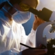 Microscopio de fluorescencia en el laboratorio ciencias de investigación