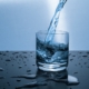 Agua destilada agua purificada de la llave red domiciliaria agua limpia