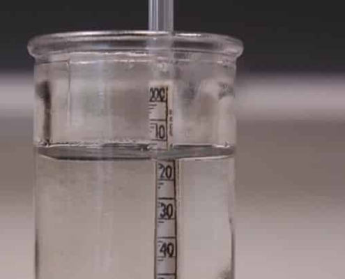Medición de densidad con densímetro en el laboratorio