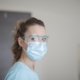 Mujer con mascarilla quirúrgica y escudo facial medidas de prevención Covid