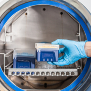 Autoclave de laboratorio con bandejas al interior