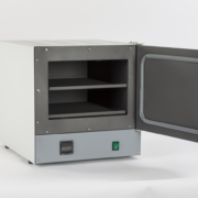 Horno de laboratorio blanco con puerta abierta