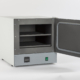 Horno de laboratorio blanco con puerta abierta