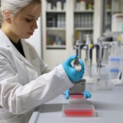 Pipeta de laboratorio usada por científica