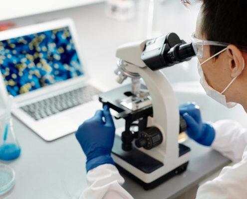 Análisis forense en laboratorio ciencia del crimen