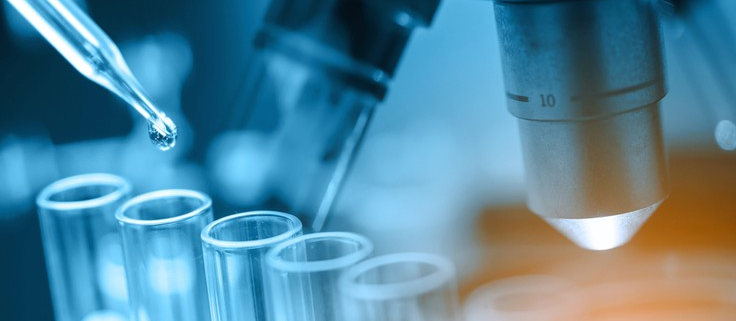 Agua purificada de laboratorio para usos prácticos