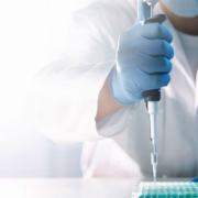 Técnicas de pipeteo en laboratorio