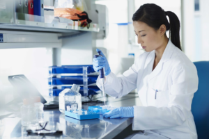 Técnicas de pipeteo en laboratorio