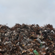 Lixiviación de residuos tóxicos en basurales vertederos basura contaminación