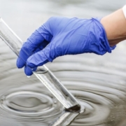 Espectrofotometría para medir la calidad del agua en el laboratorio