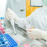 Pipeta de laboratorio manejo de líquidos equipos de laboratorio