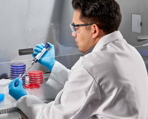 Gabiente de bioseguridad equipos de laboratorio análisis ciencia