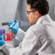 Gabiente de bioseguridad equipos de laboratorio análisis ciencia