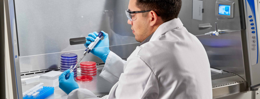 Gabiente de bioseguridad equipos de laboratorio análisis ciencia