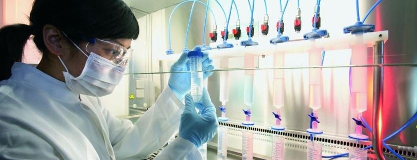 Gabiente de bioseguridad equipos de laboratorio análisis ciencia
